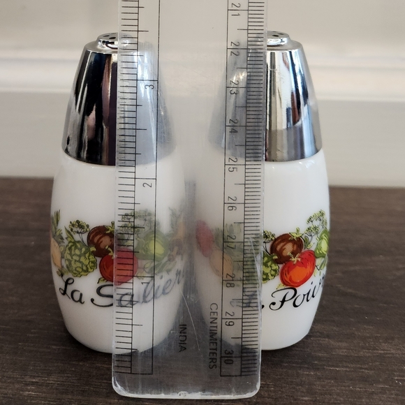 Vintage Salt and Pepper Shaker - Picture 2 of 2